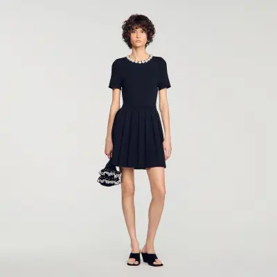 Robe courte à fleurs perlées