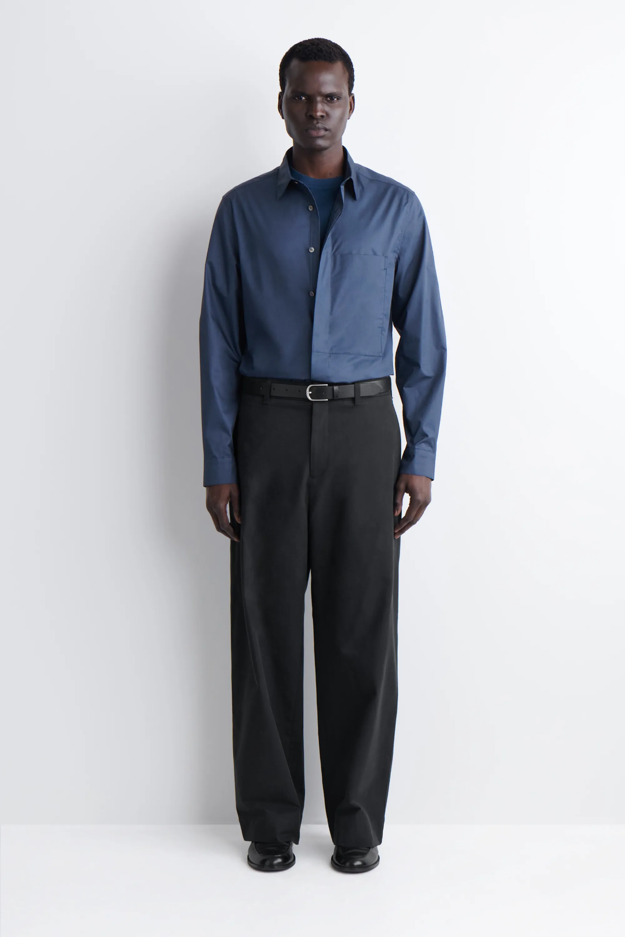 CHEMISE SLIM EN POPELINE DE COTON À DÉTAIL POCHE - BLEU MARINE
