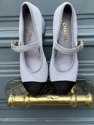 Babies à talon en tissu bleu clair et bouts gros grains noirs CC Prix boutique 1150€ Taille 38 — photo 2