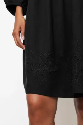 Robe courte brodée Femme — photo 5