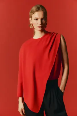 Blouse asymétrique avec cape - Rouge vif — photo 1