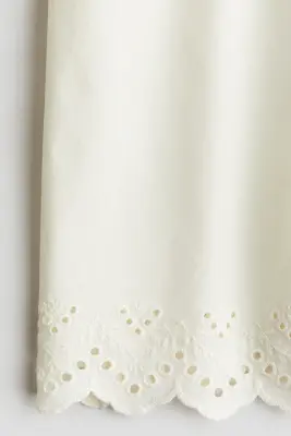 Pantalon court avec broderie anglaise - Crème — photo 1