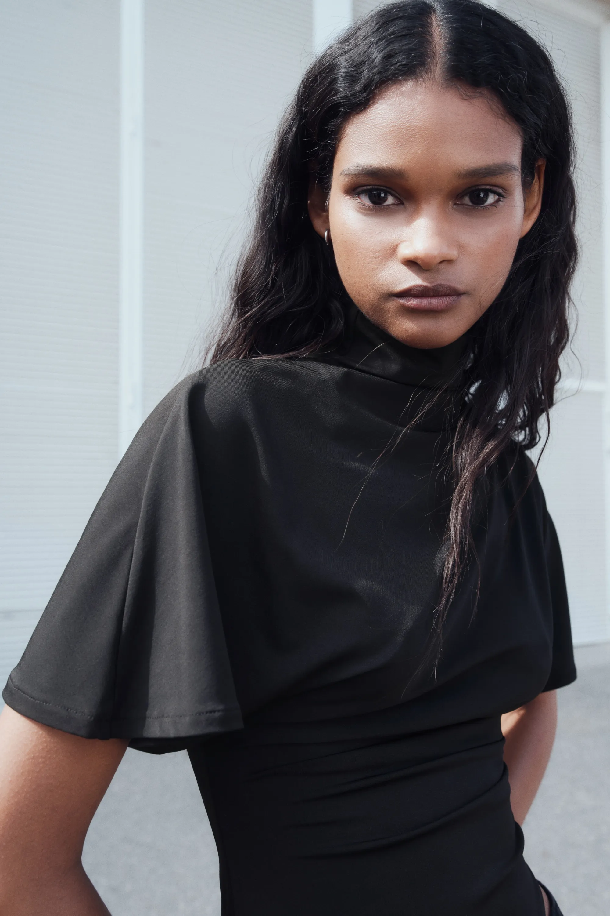 Top asymétrique avec col cheminée - Noir