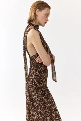 Robe en mousseline avec écharpe - Marron foncé/motif — photo 2