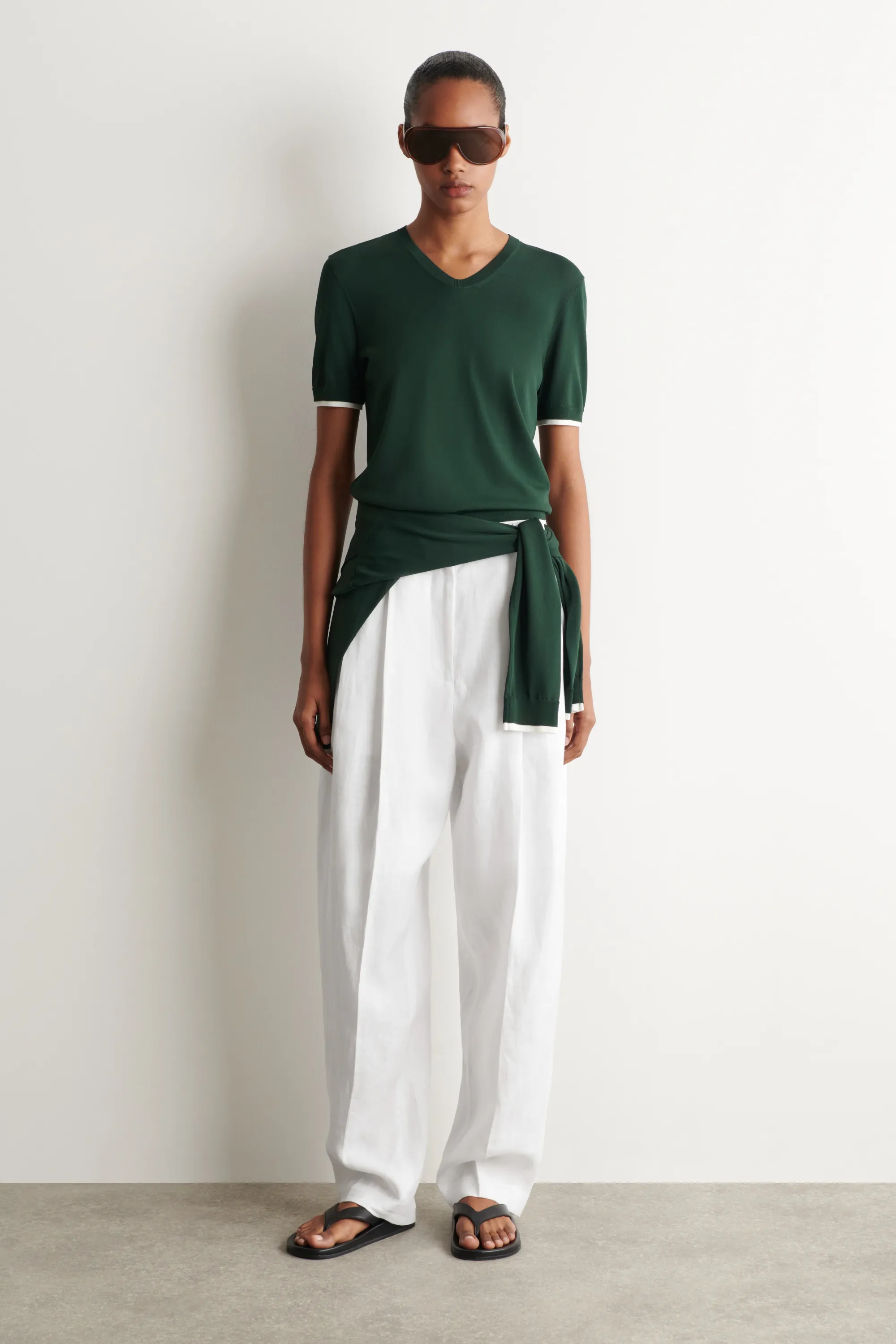 T-SHIRT EN MAILLE À COL EN V ET DÉTAIL SUPERPOSÉ - VERT FONCÉ / BLANC