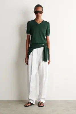 T-SHIRT EN MAILLE À COL EN V ET DÉTAIL SUPERPOSÉ - VERT FONCÉ / BLANC — photo 1
