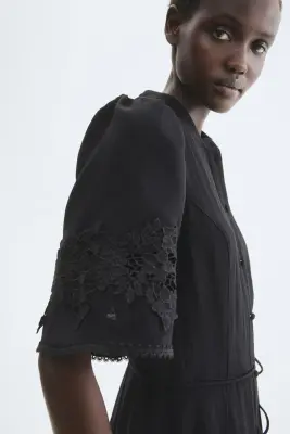 Robe froissée avec broderie anglaise - Noir — photo 2
