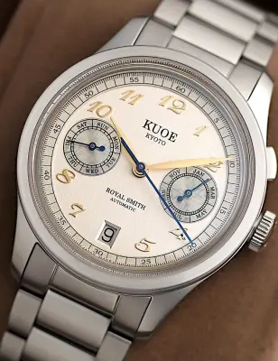 KUOE ROYAL SMITH 90-010 IVORY X VERTICAL BRUSHED DIAL / FLAT-LINK BRACELET / EXHIBITION CASEBACK — photo 2
