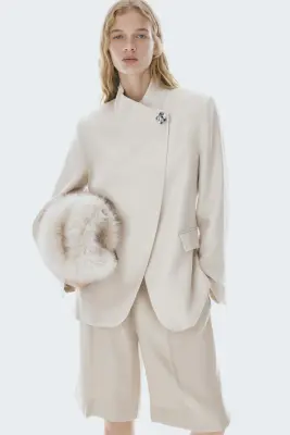 Blazer croisé avec broche - Beige clair — photo 2