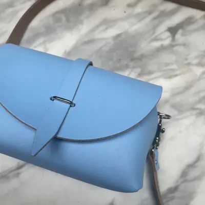 Petit Sac Bandoulière en Cuir Bleu Ciel — photo 3