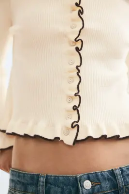 Gilet en maille côtelée avec volants ruchés - Crème — photo 1