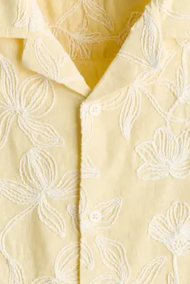 Chemise brodée Regular Fit avec col cubain - Jaune clair/motif — photo 5