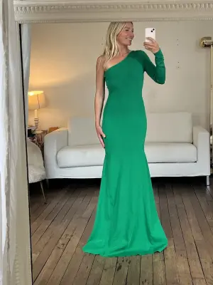 Robe de cocktail longue asymétrique stretch vert vif Prix boutique 1300€ Taille 36 — photo 2