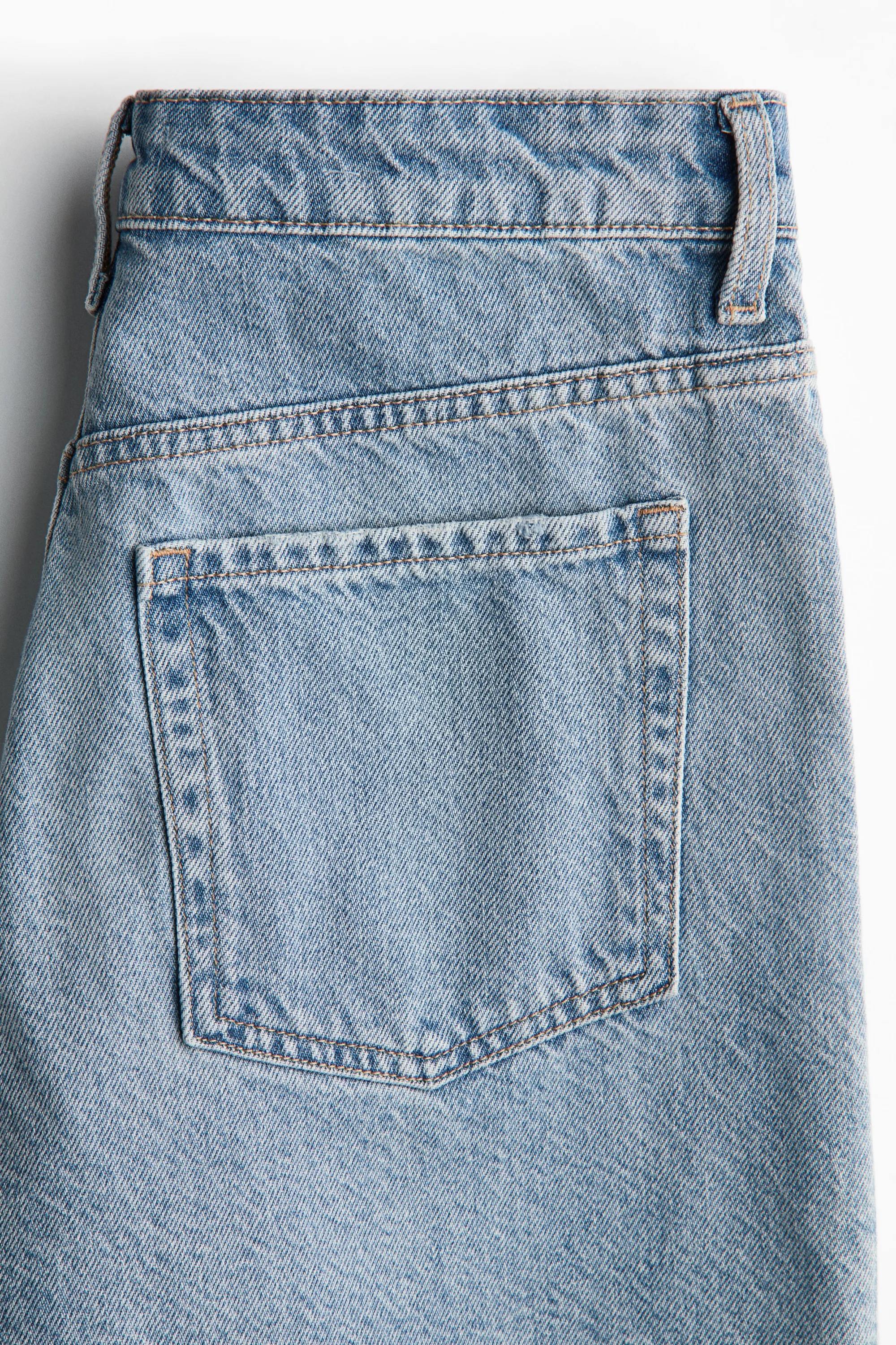 Short en denim avec bords à cru - Bleu denim clair