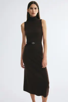 Robe en maille fine avec ceinture - Marron foncé — photo 1