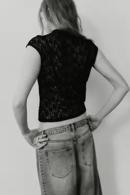 Top en dentelle avec mancherons - Noir — photo 2