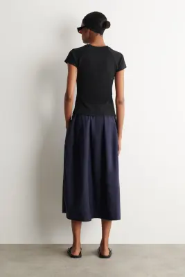 JUPE MIDI SCULPTÉE EN NYLON - BLEU MARINE — photo 3
