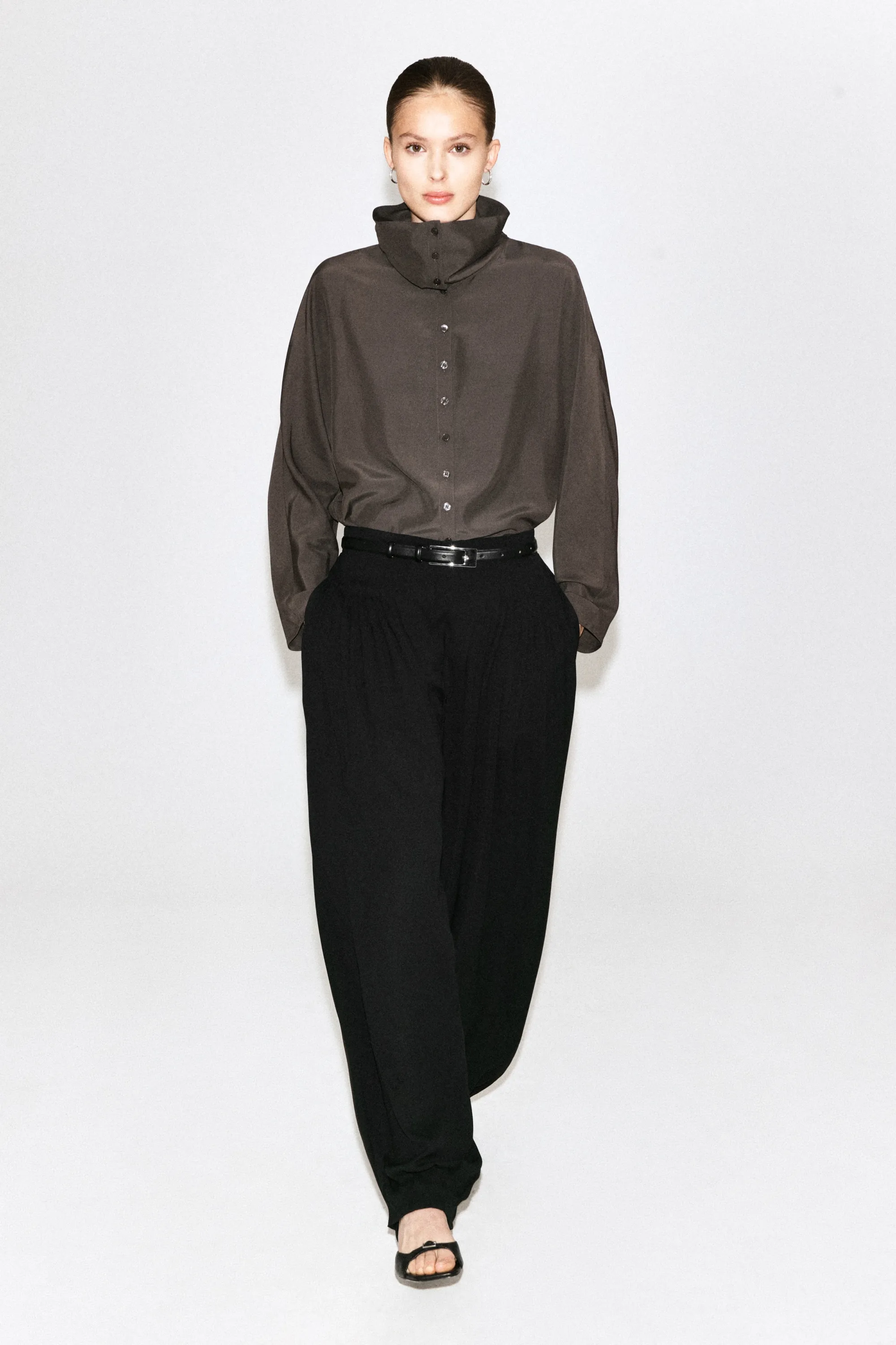 BLOUSE FLUIDE À COL CHEMINÉE - GRIS