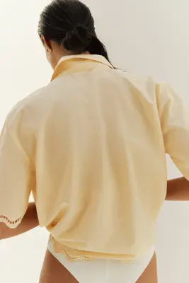 Chemise de plage en coton avec broderie anglaise - Jaune — photo 3