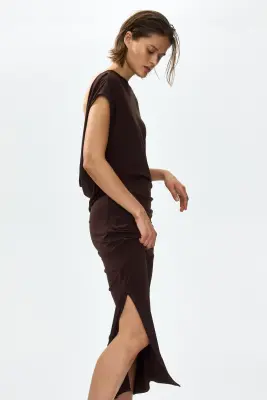 Robe avec encolure bénitier dans le dos - Marron foncé — photo 2