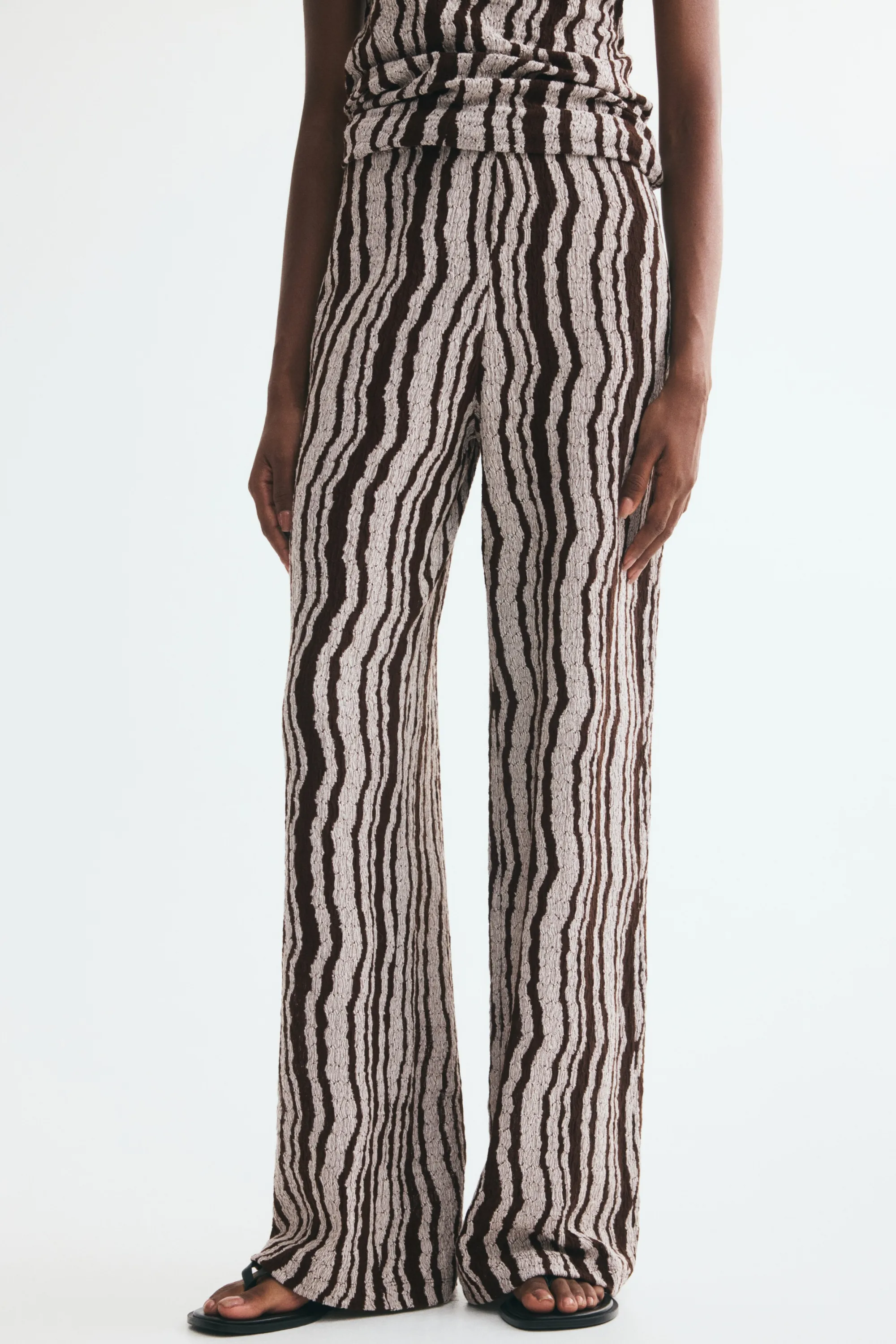 Pantalon texturé avec taille élastique - Marron foncé/rayé