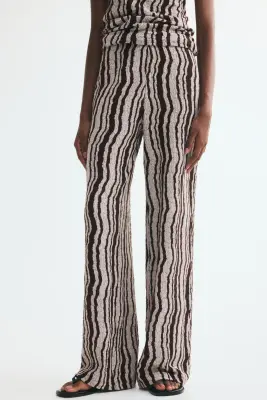 Pantalon texturé avec taille élastique - Marron foncé/rayé — photo 1
