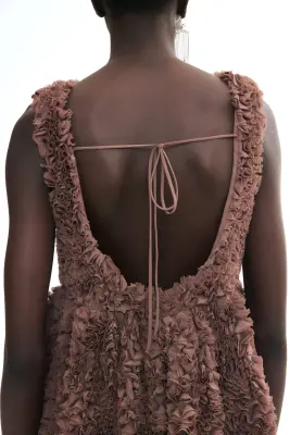 Robe avec volants ruchés appliqués - Taupe foncé — photo 2