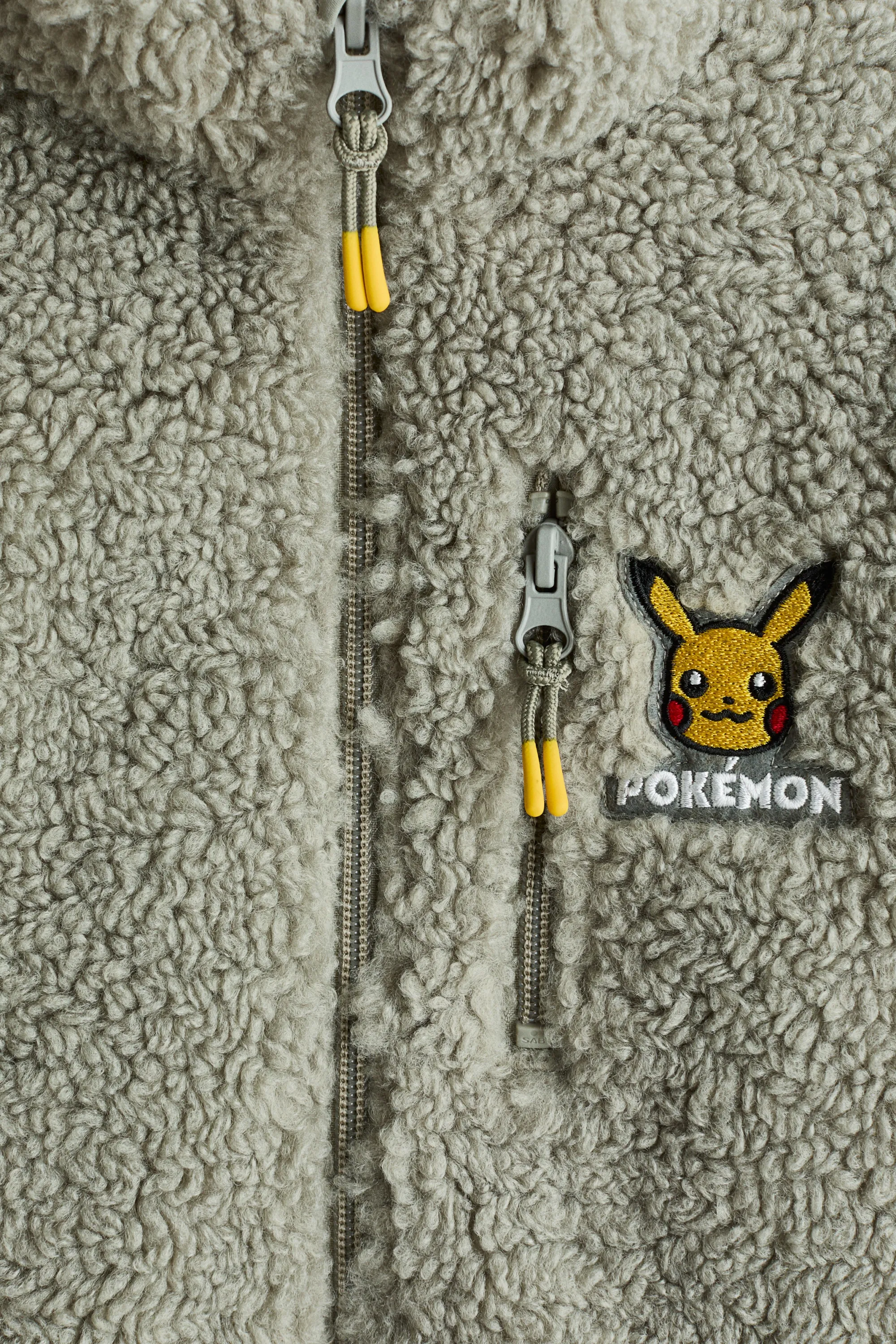 Veste en tissu Teddy bear avec applications - Vert kaki clair/Pokémon