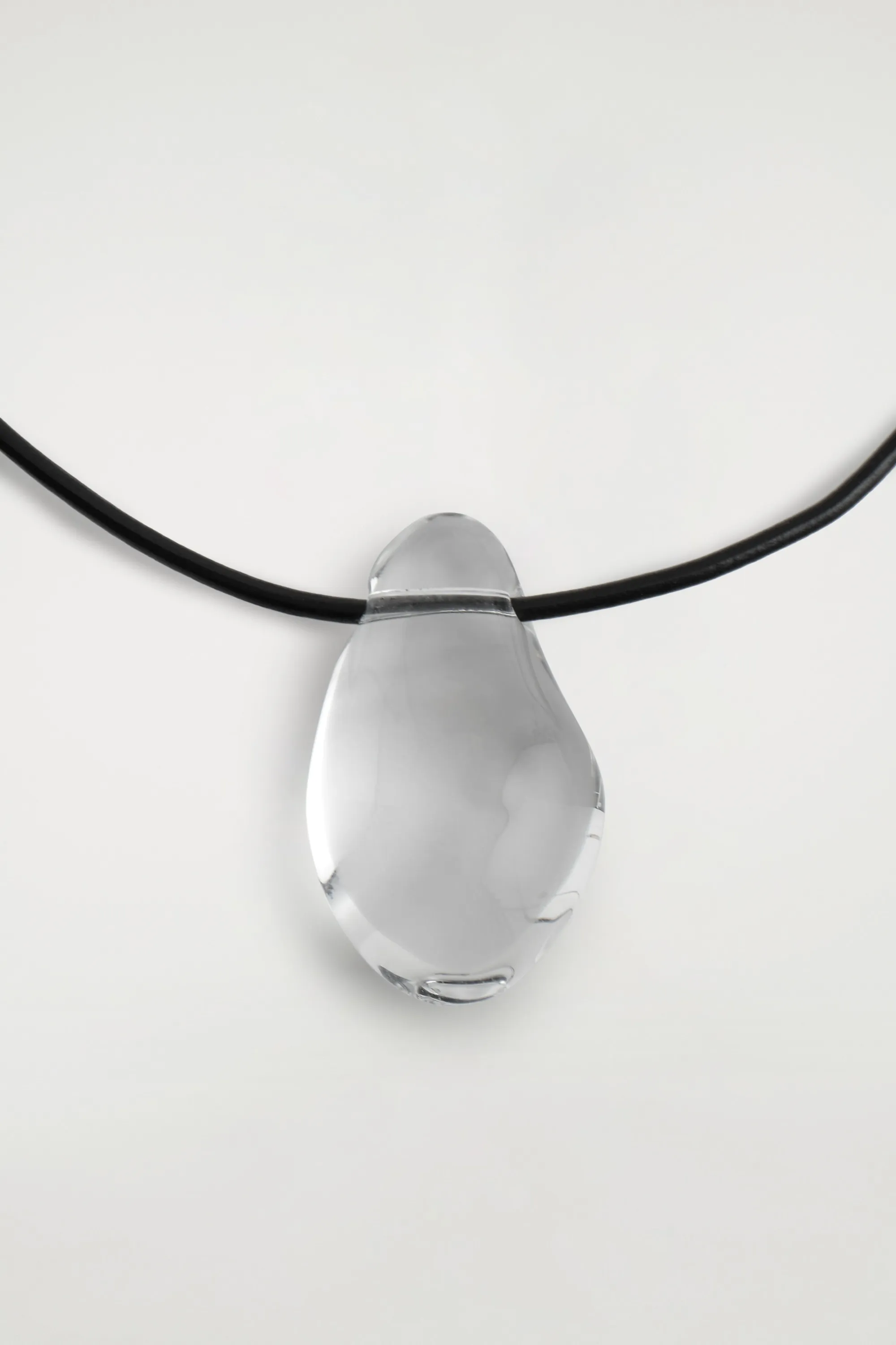 COLLIER À PENDENTIF EN VERRE BOMBÉ - TRANSPARENT / NOIR