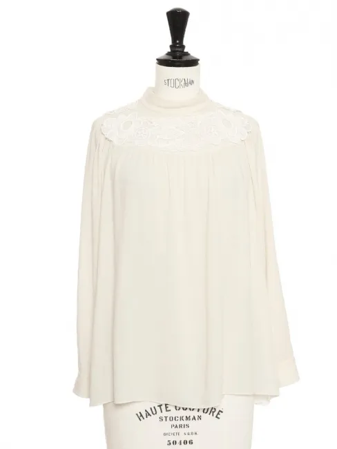 Blouse col montant en crêpe et dentelle blanc crème Prix boutique 1400€ Taille 36