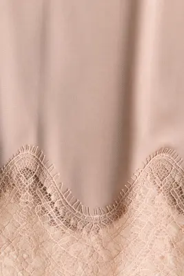 Jupe en satin avec dentelle - Beige — photo 5