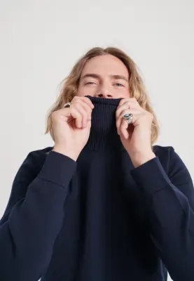 Le pull col roulé - Bleu marine — photo 4