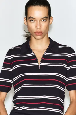 POLO ZIPPÉ EN LAINE MÉRINOS - BLEU MARINE / ROUGE / RAYURES — photo 4