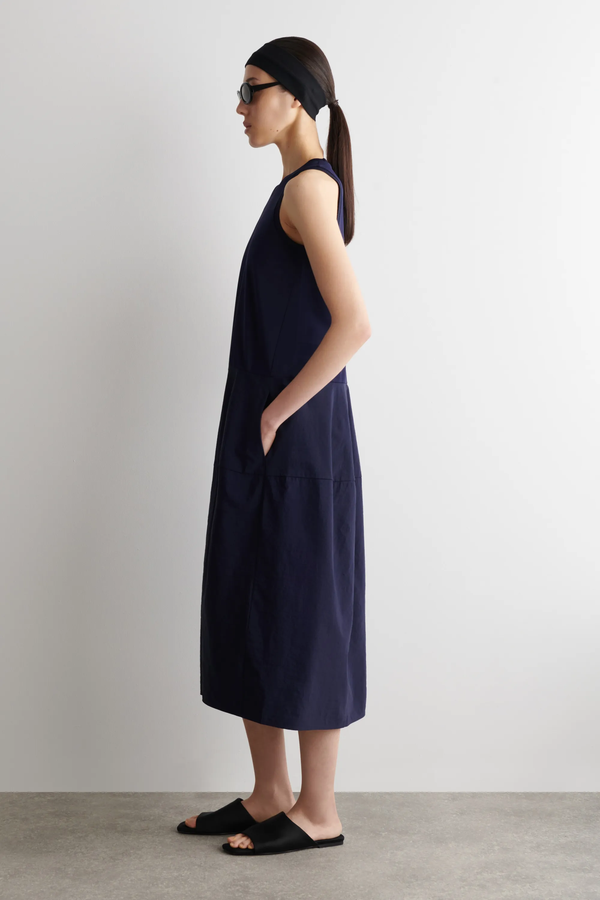 ROBE MIDI SANS MANCHES À PANNEAUX - BLEU MARINE