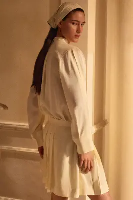 BLOUSE PLISSÉE À ENCOLURE NOUÉE - JAUNE BEURRE — photo 4