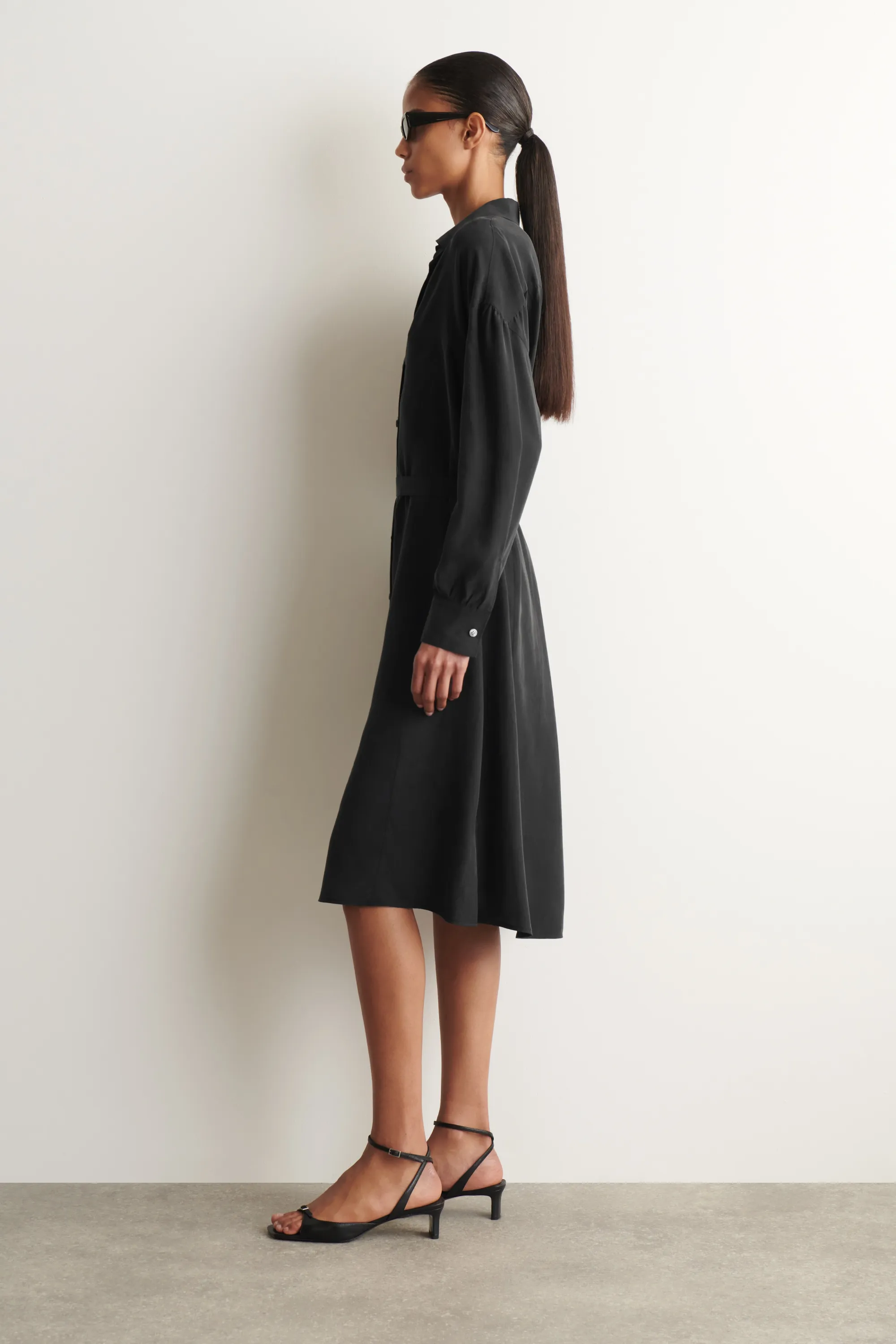 ROBE-CHEMISE MIDI EN SOIE FRONCÉE - NOIR