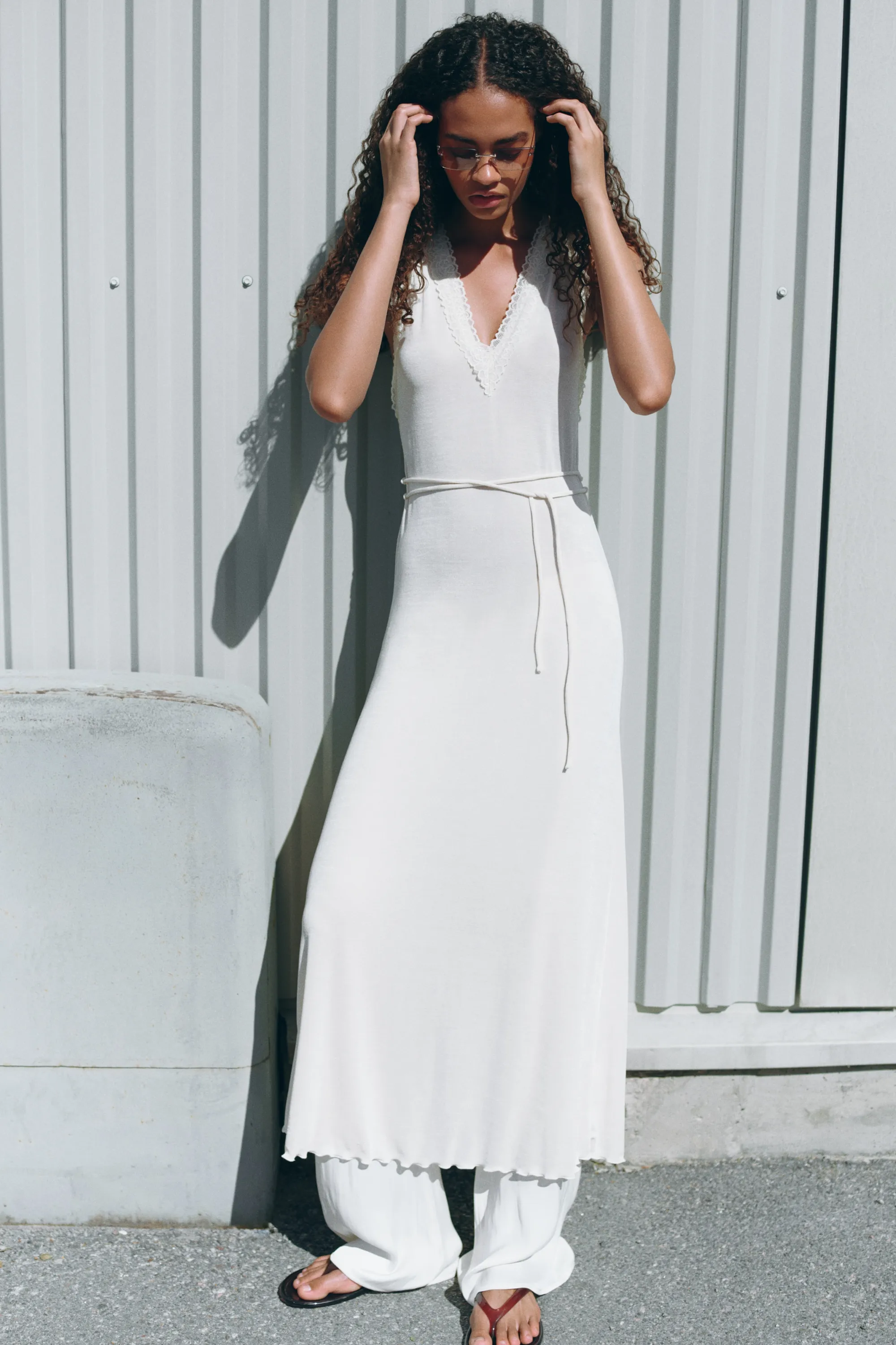 Robe avec ceinture à nouer et dentelle - Crème