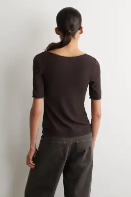 T-SHIRT À COL EN V ET OURLET BORDÉS DE DENTELLE - BRUN FONCÉ — photo 3