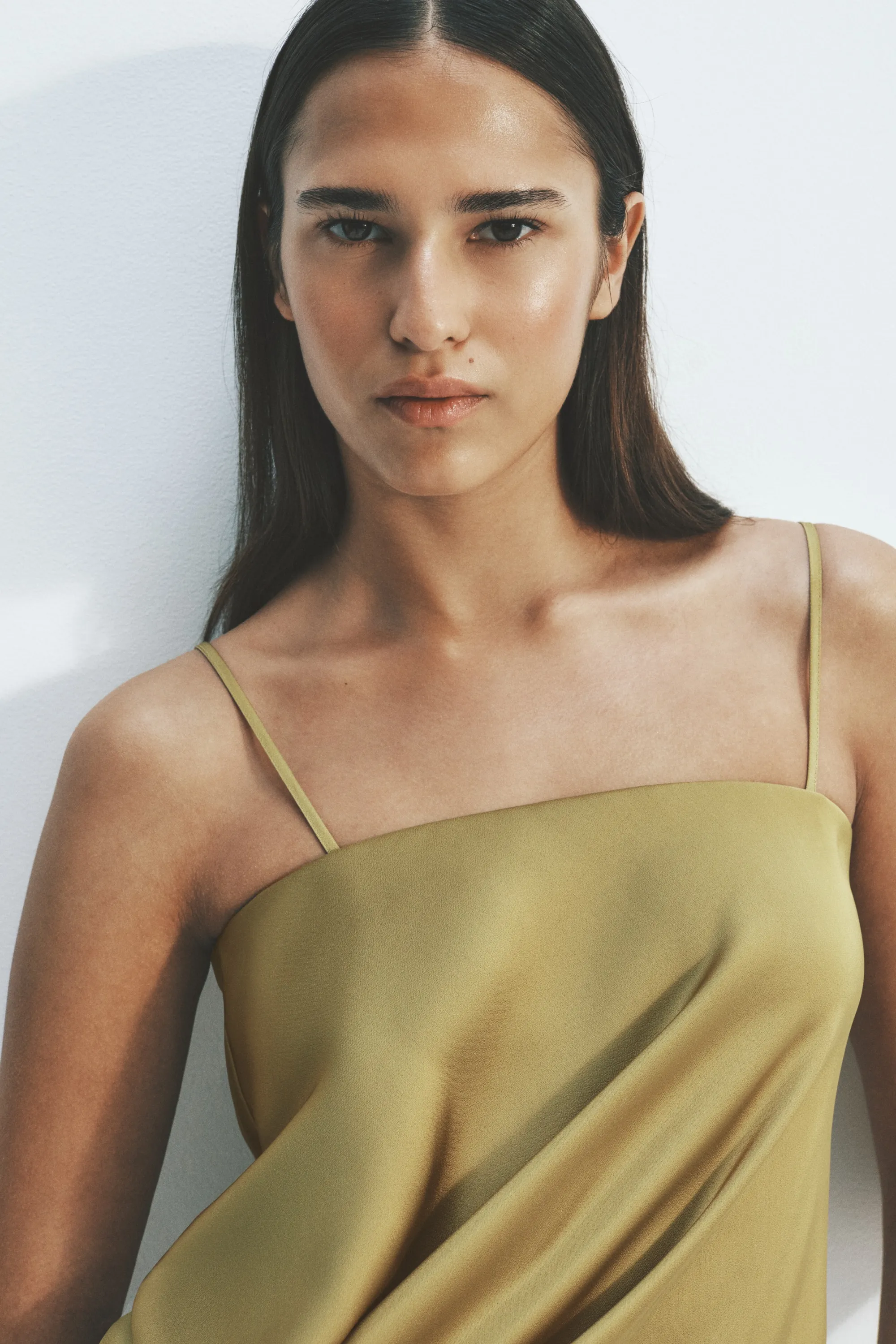 Top à effet drapé en satin avec bretelles fines - Jaune moutarde