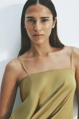 Top à effet drapé en satin avec bretelles fines - Jaune moutarde — photo 1