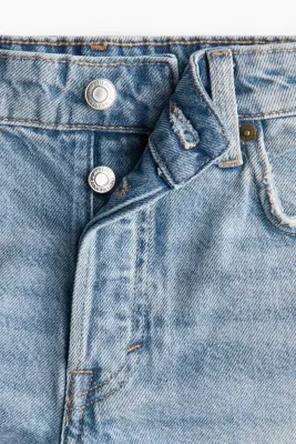 Short en denim avec bords à cru - Bleu denim clair — photo 2