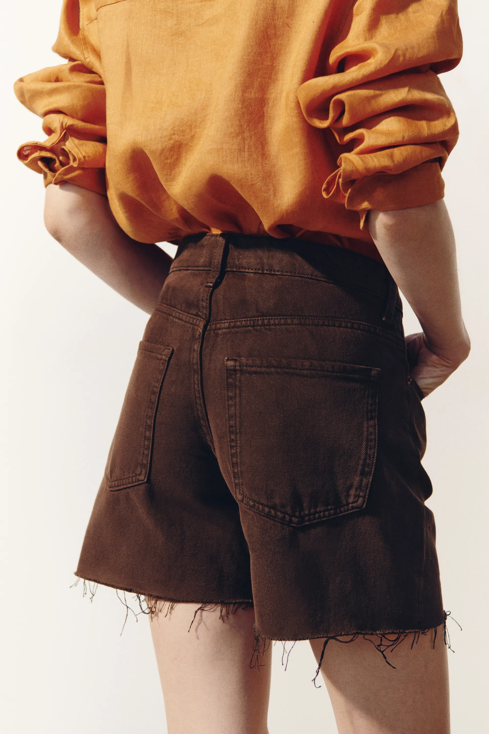 Short en denim avec bords à cru - Marron foncé