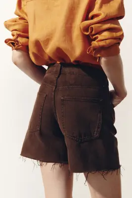 Short en denim avec bords à cru - Marron foncé — photo 1