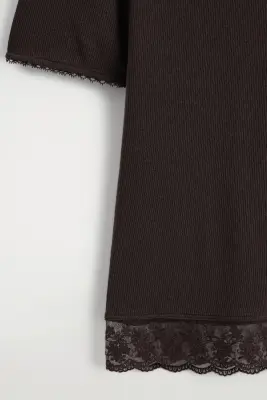 T-SHIRT À COL EN V ET OURLET BORDÉS DE DENTELLE - BRUN FONCÉ — photo 4