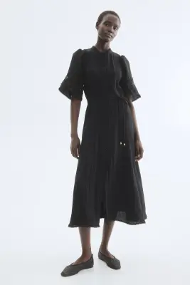 Robe froissée avec broderie anglaise - Noir — photo 1