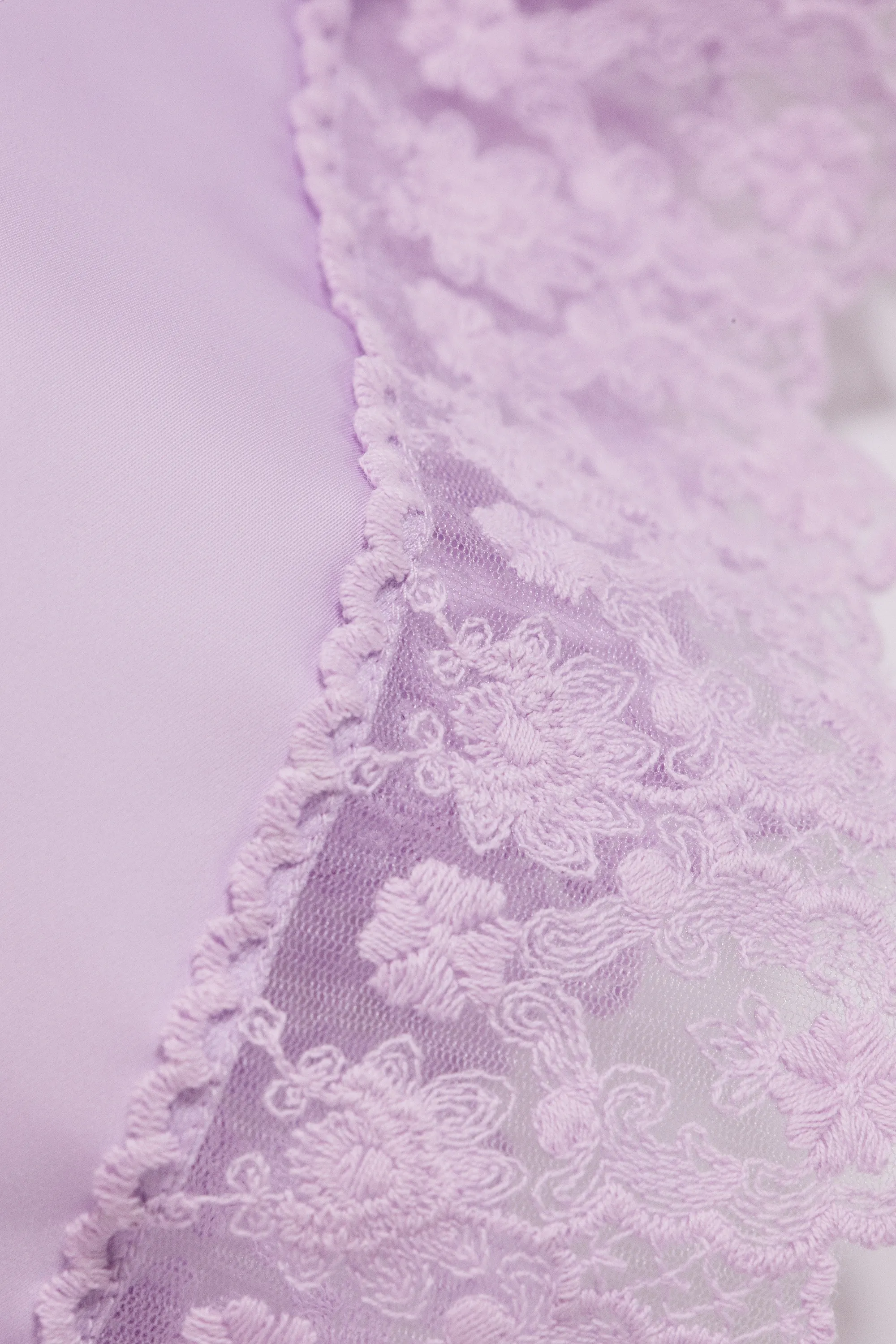 Nuisette en satin bordée de dentelle - Lilas clair