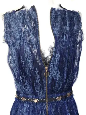 Robe Haute Couture en dentelle bleue nuit brodée de cristaux Swarovski Px boutique 6000€ T 36 — photo 2