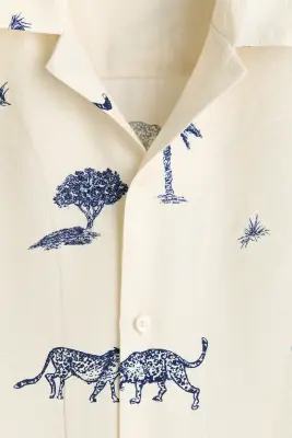 Chemise imprimée Relaxed Fit avec col cubain - Beige clair/motif — photo 4