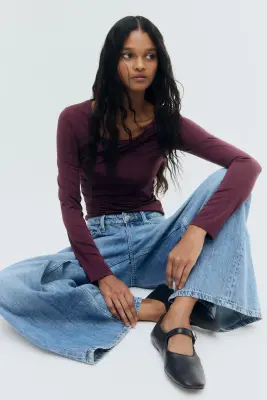 Top asymétrique à effet drapé - Rouge prune — photo 2