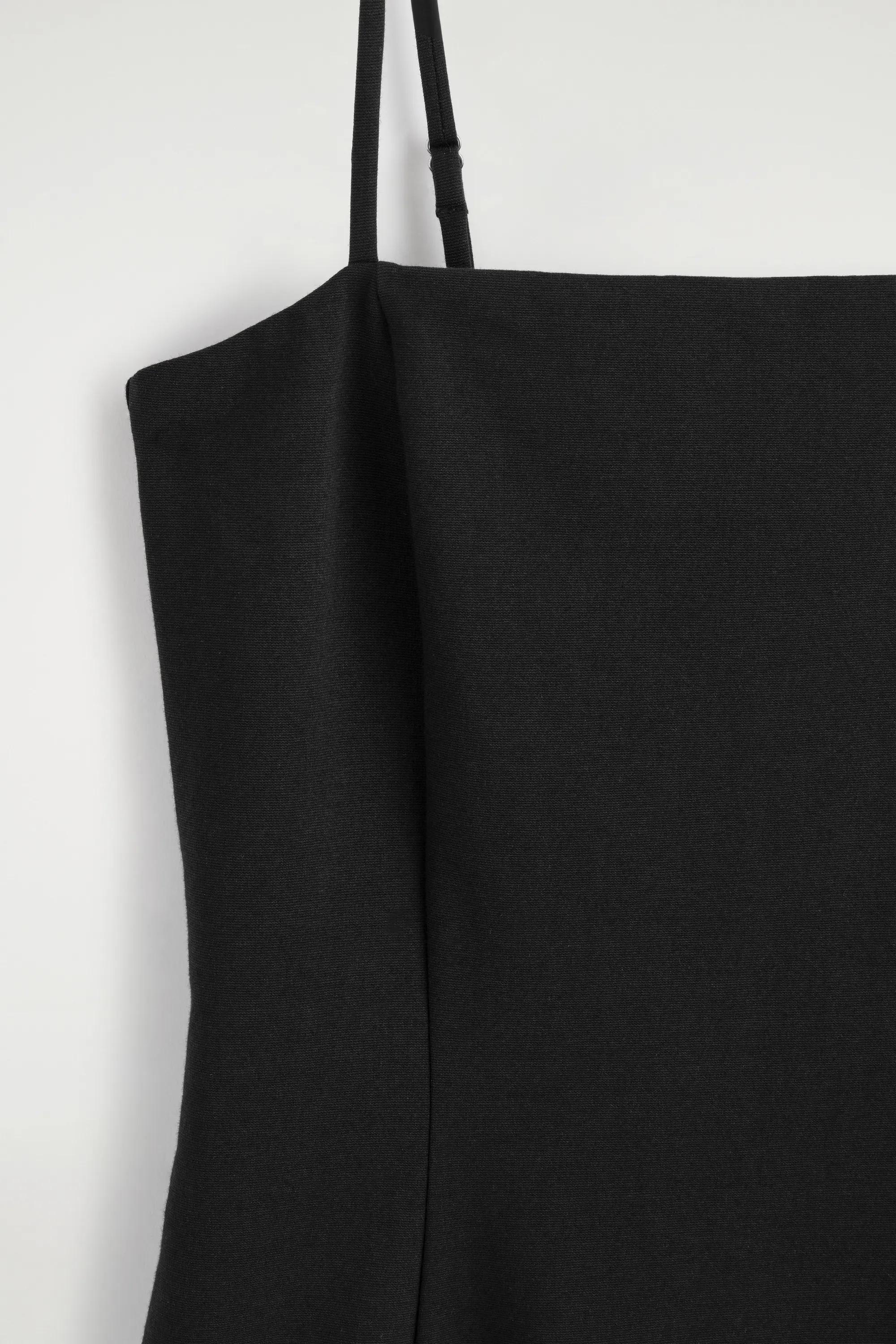 ROBE MIDI SCULPTÉE À TAILLE BASSE - NOIR